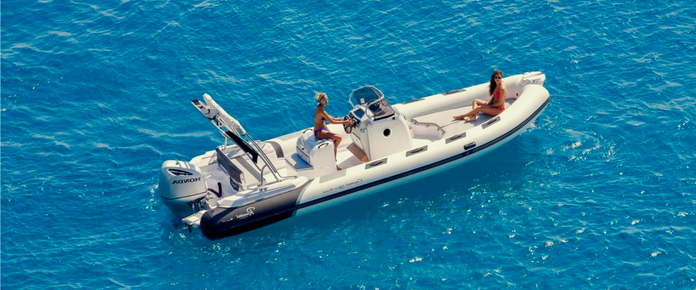 a boat that is swimming in the water