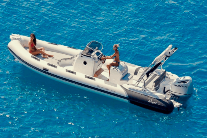 a boat that is swimming in the water