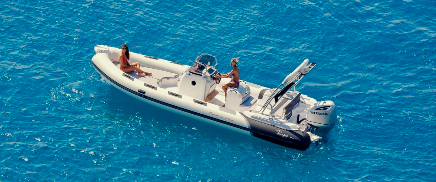 a boat that is swimming in the water