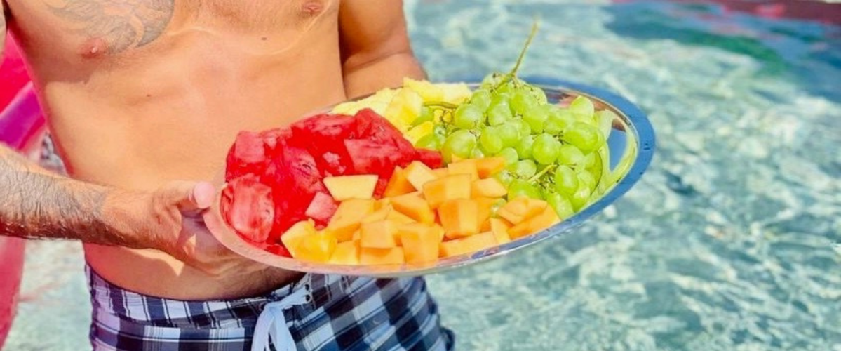 Progetto senza titolo4 a person holding a bowl of food