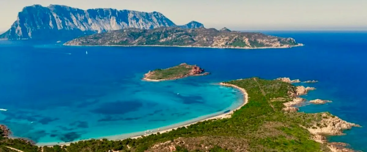capo-coda-cavallo-2-1030×687 a large body of water with a mountain in the background