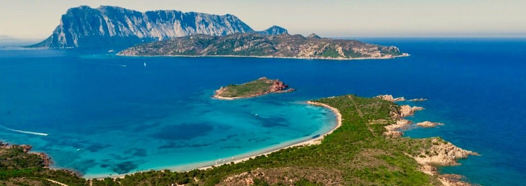 capo-coda-cavallo-2-1030×687 a large body of water with a mountain in the background