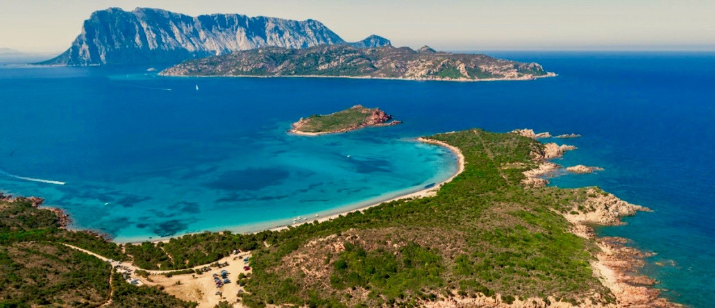 capo-coda-cavallo-2-1030×687 3 a large body of water with a mountain in the background